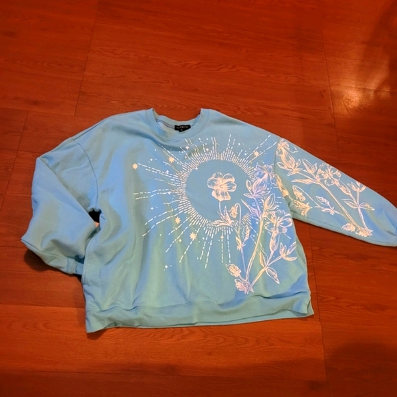 Social Scene Tops - Blue Floral And Celestial Graphic Oversized Sweatshirt With Pockets